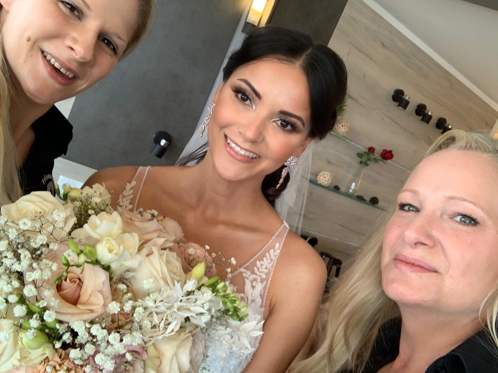 Unser mobiler Hochzeitsfriseur von Cut and more bei Kattia Vides' Hochzeit Friseurteam CUT & MORE